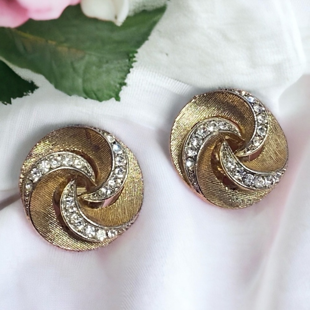Vintage Lisner Gold Tone Rhinestone Swirl Clip-On Earrings Signed